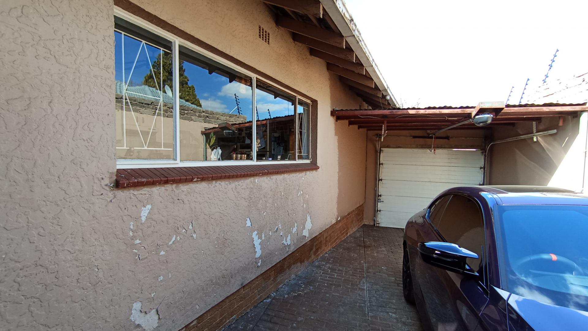 Carport  - 65 square meters of property in Woodmere