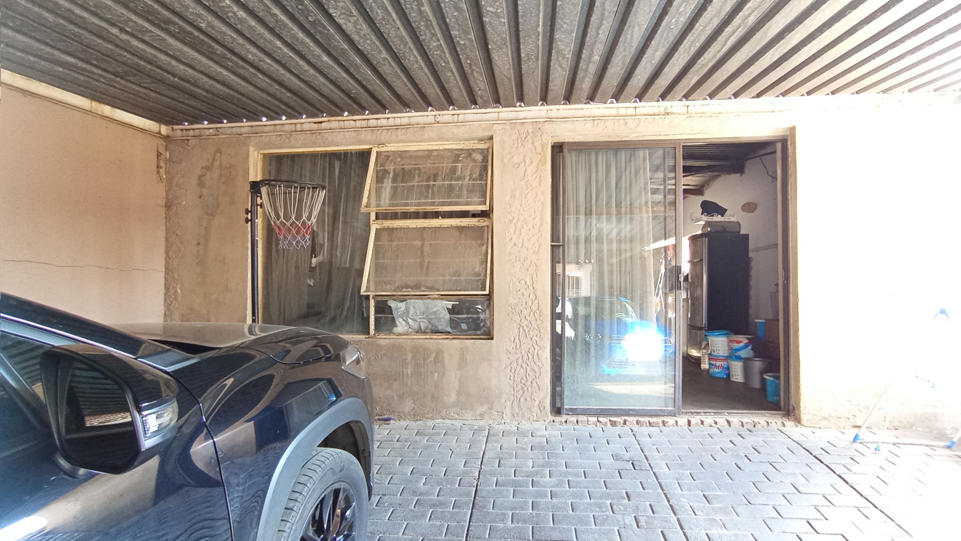 Front View of property in Woodmere