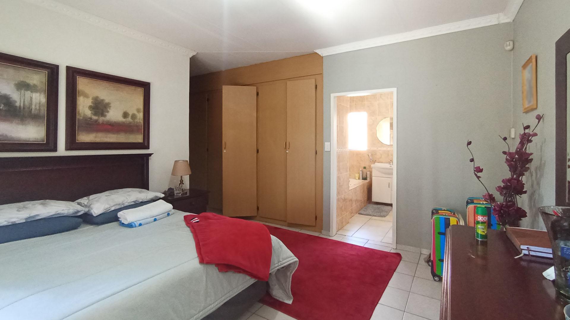 Main Bedroom - 21 square meters of property in Amandasig