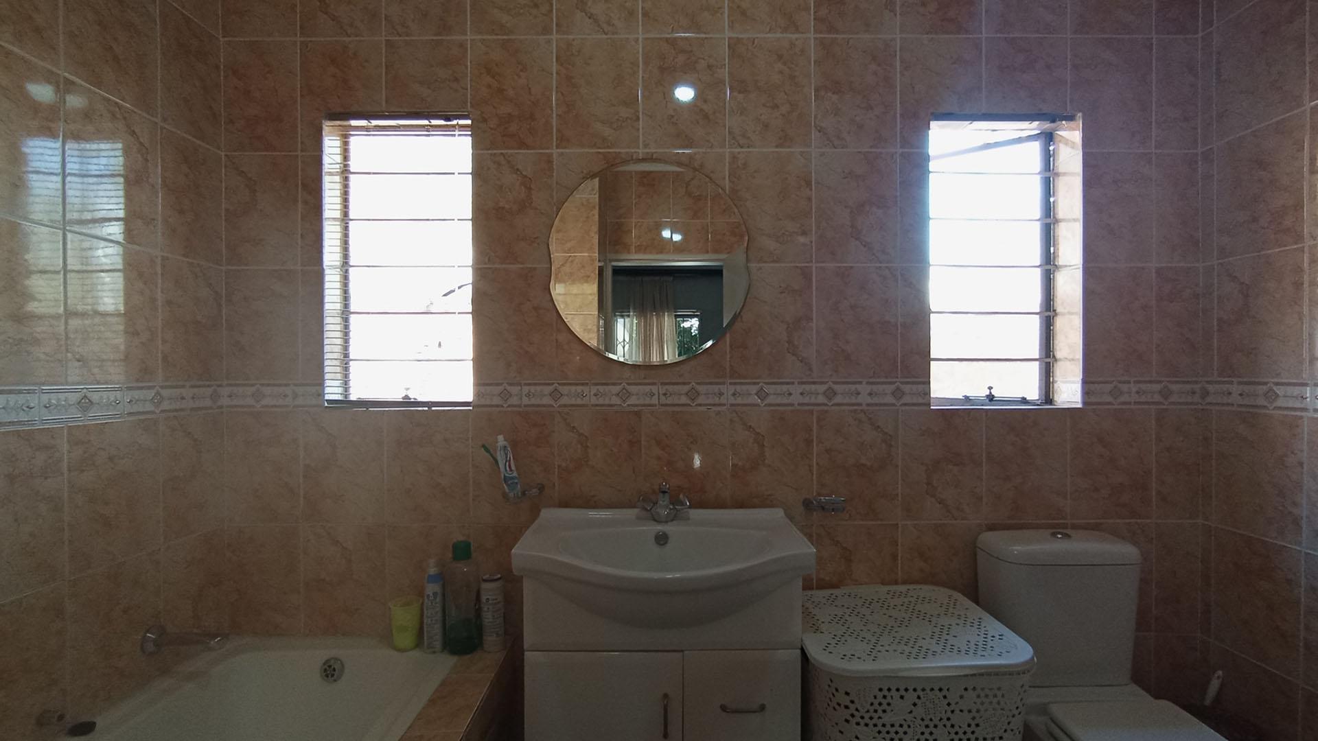 Main Bathroom - 7 square meters of property in Amandasig