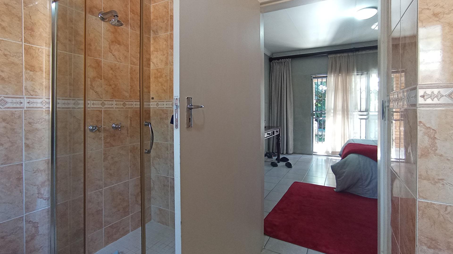Main Bathroom - 7 square meters of property in Amandasig