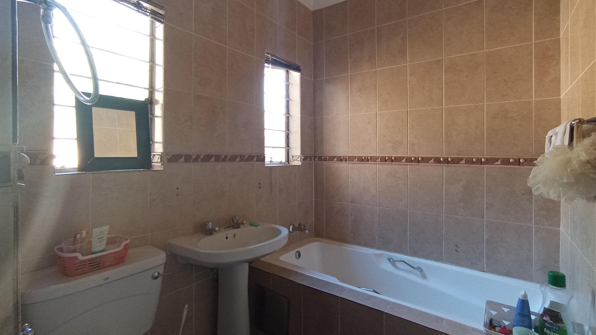 Bathroom 1 - 5 square meters of property in Amandasig