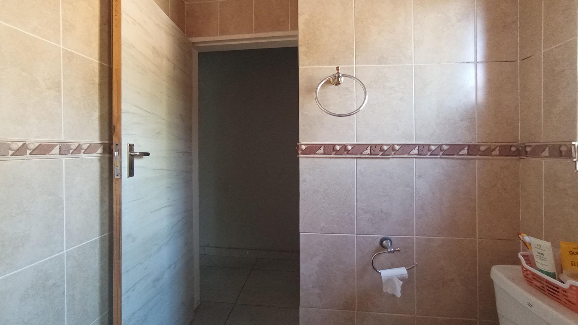 Bathroom 1 - 5 square meters of property in Amandasig