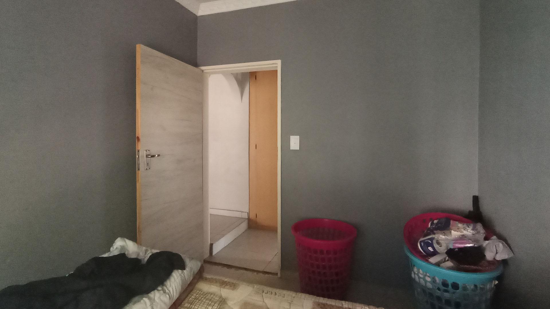 Bed Room 1 - 8 square meters of property in Amandasig