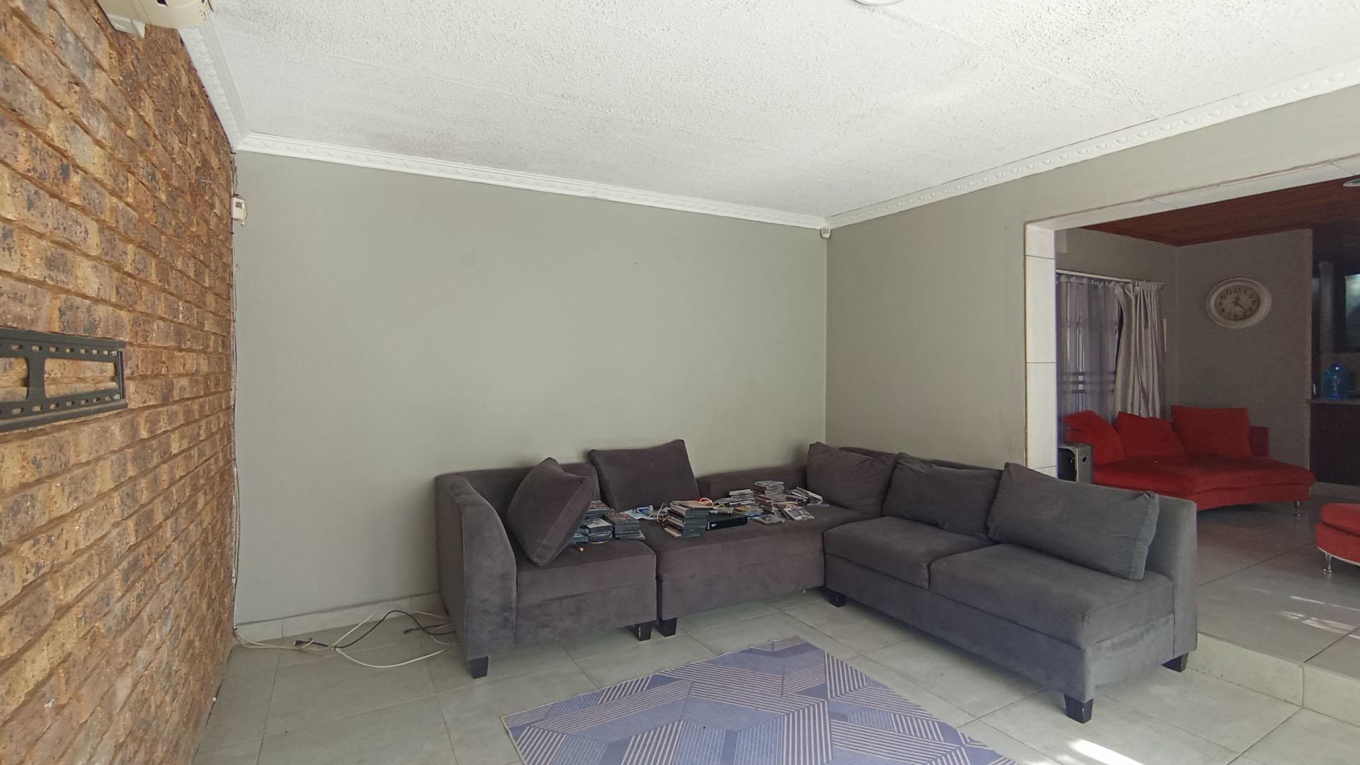 Lounges - 21 square meters of property in Amandasig