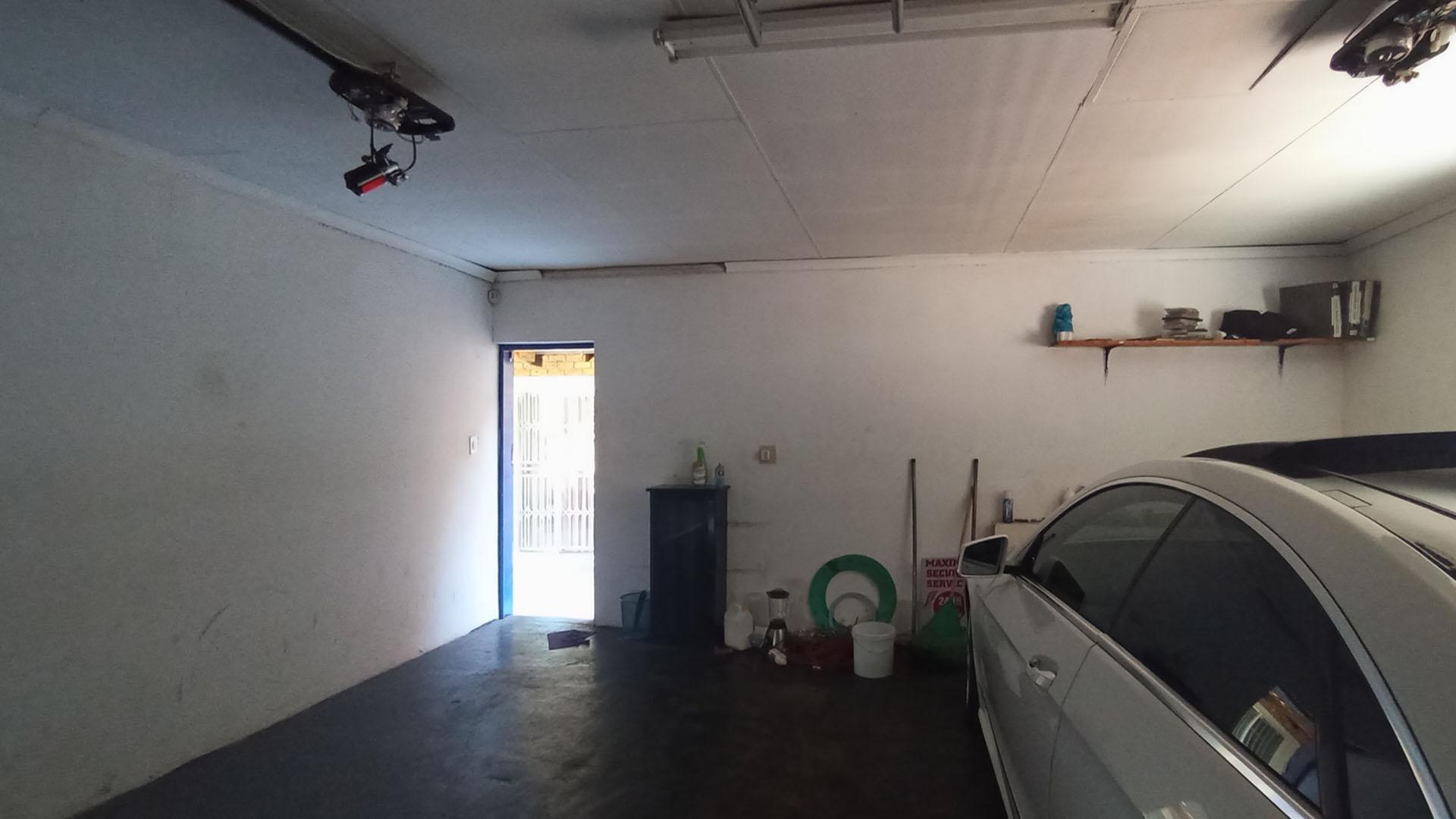Garage - 39 square meters of property in Amandasig