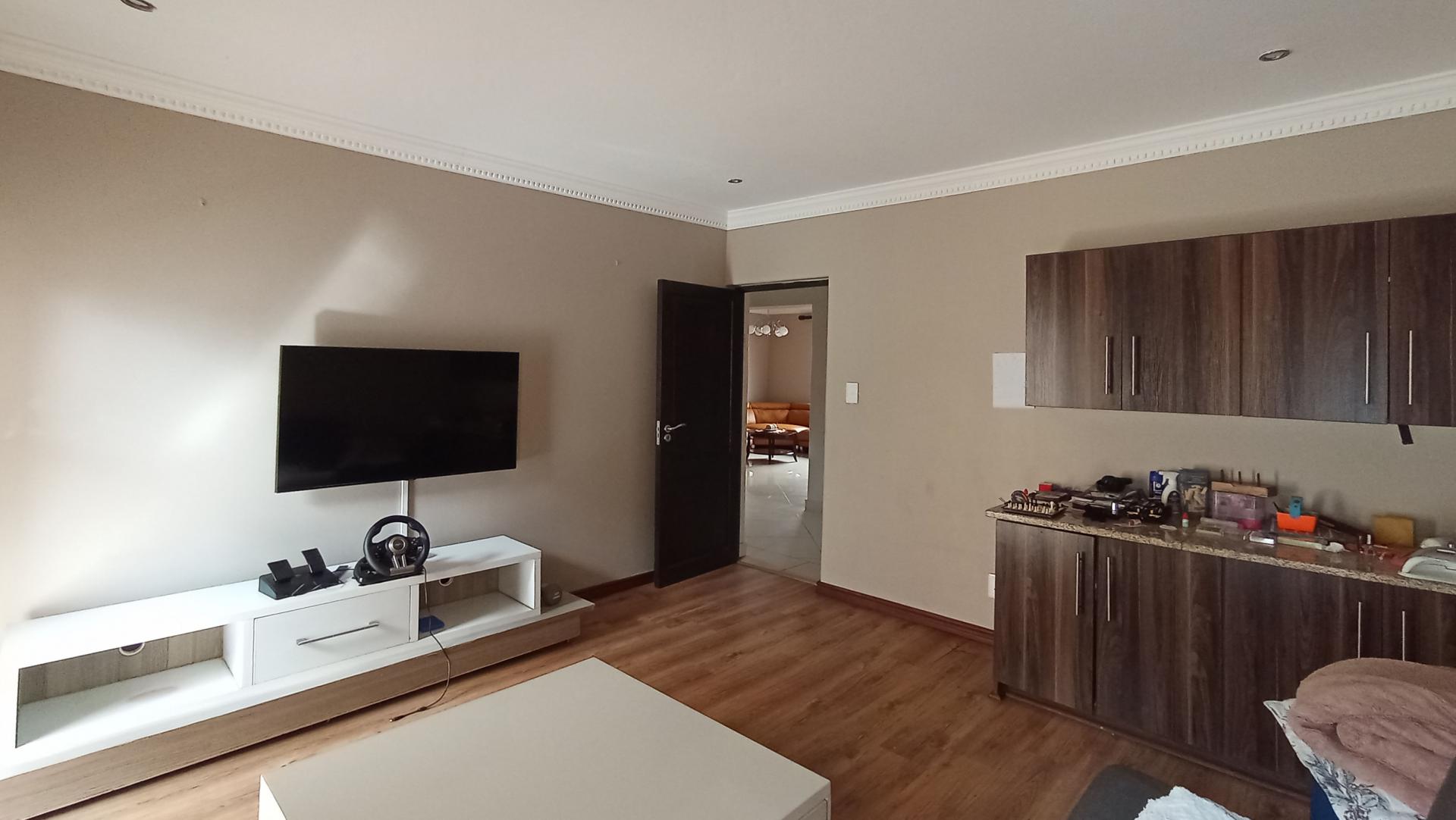 Lounges - 78 square meters of property in Willow Acres Estate