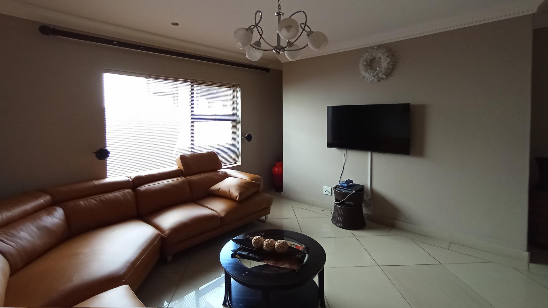 Lounges - 78 square meters of property in Willow Acres Estate
