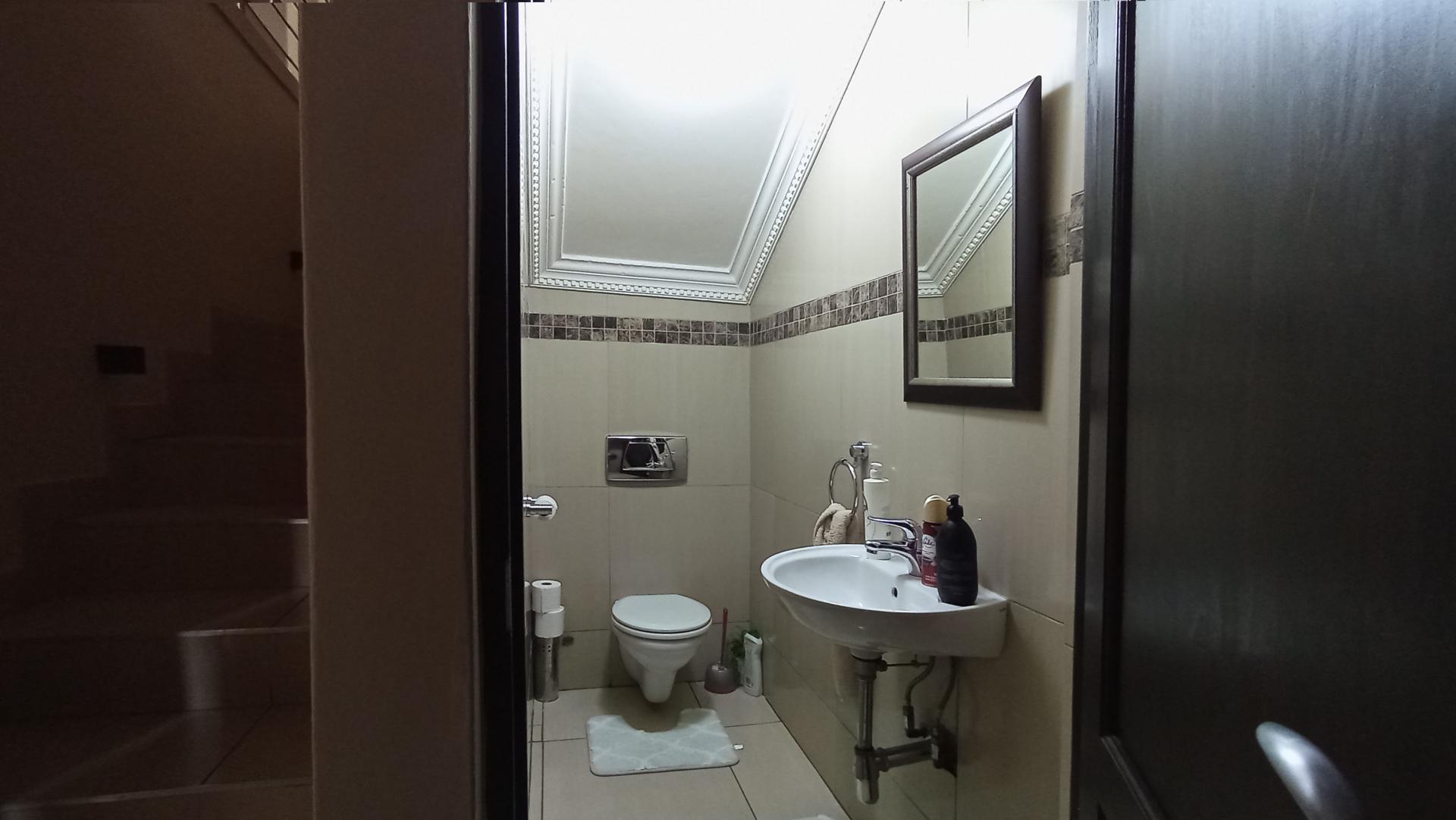 Guest Toilet - 2 square meters of property in Willow Acres Estate