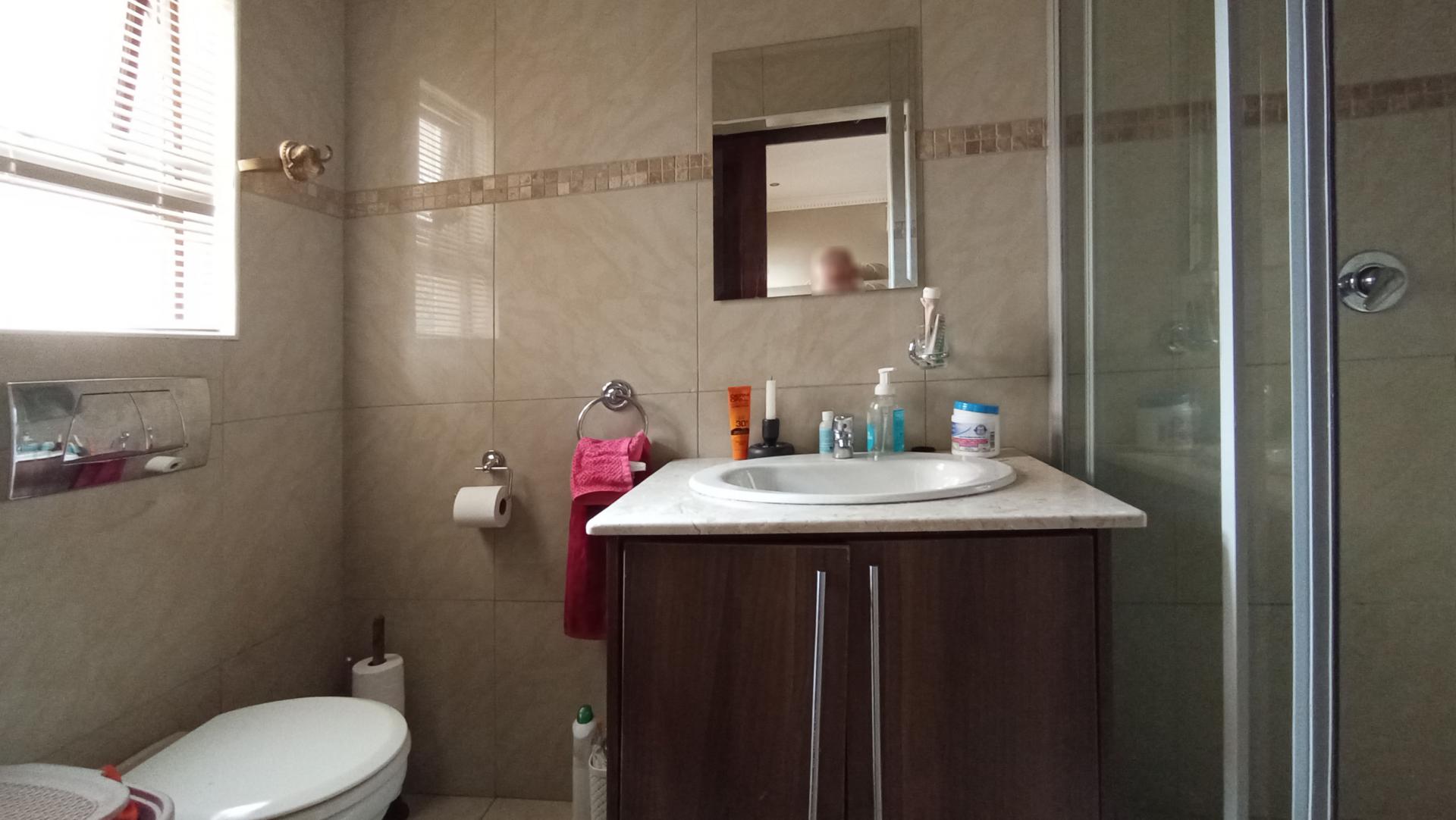 Bathroom 1 - 6 square meters of property in Willow Acres Estate
