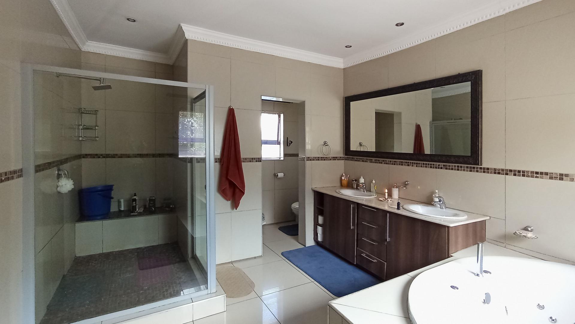 Main Bedroom - 49 square meters of property in Willow Acres Estate