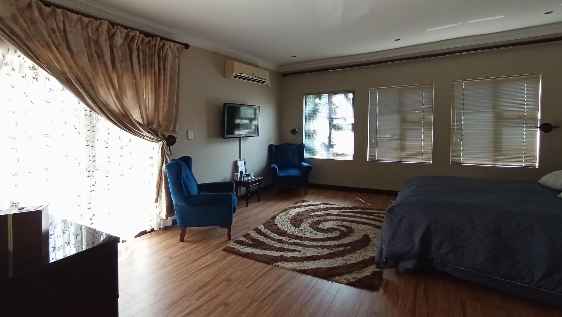 Main Bedroom - 49 square meters of property in Willow Acres Estate