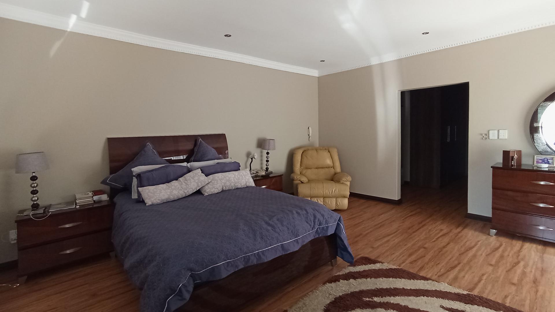 Main Bedroom - 49 square meters of property in Willow Acres Estate