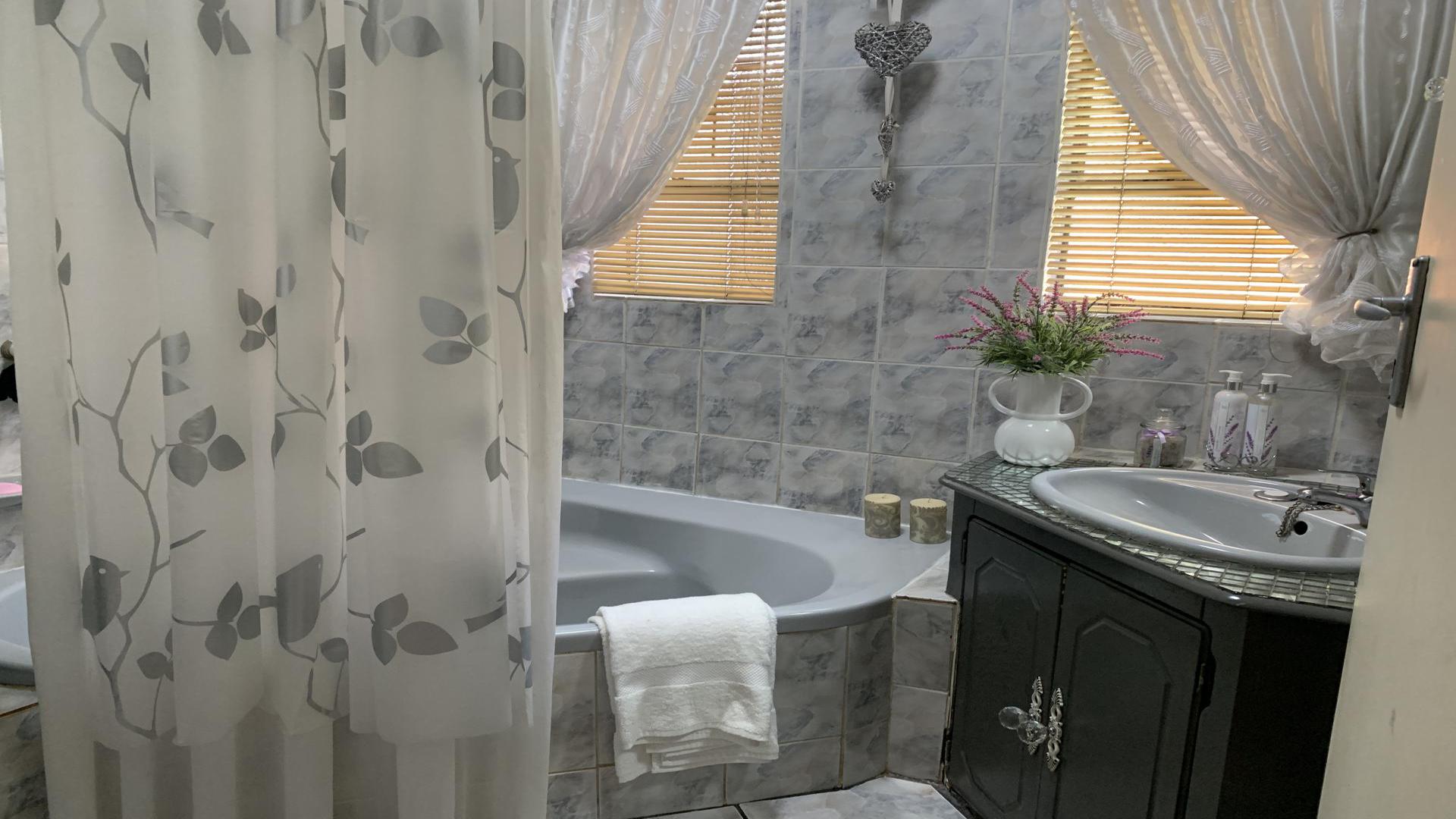 Bathroom 1 of property in Vanderbijlpark