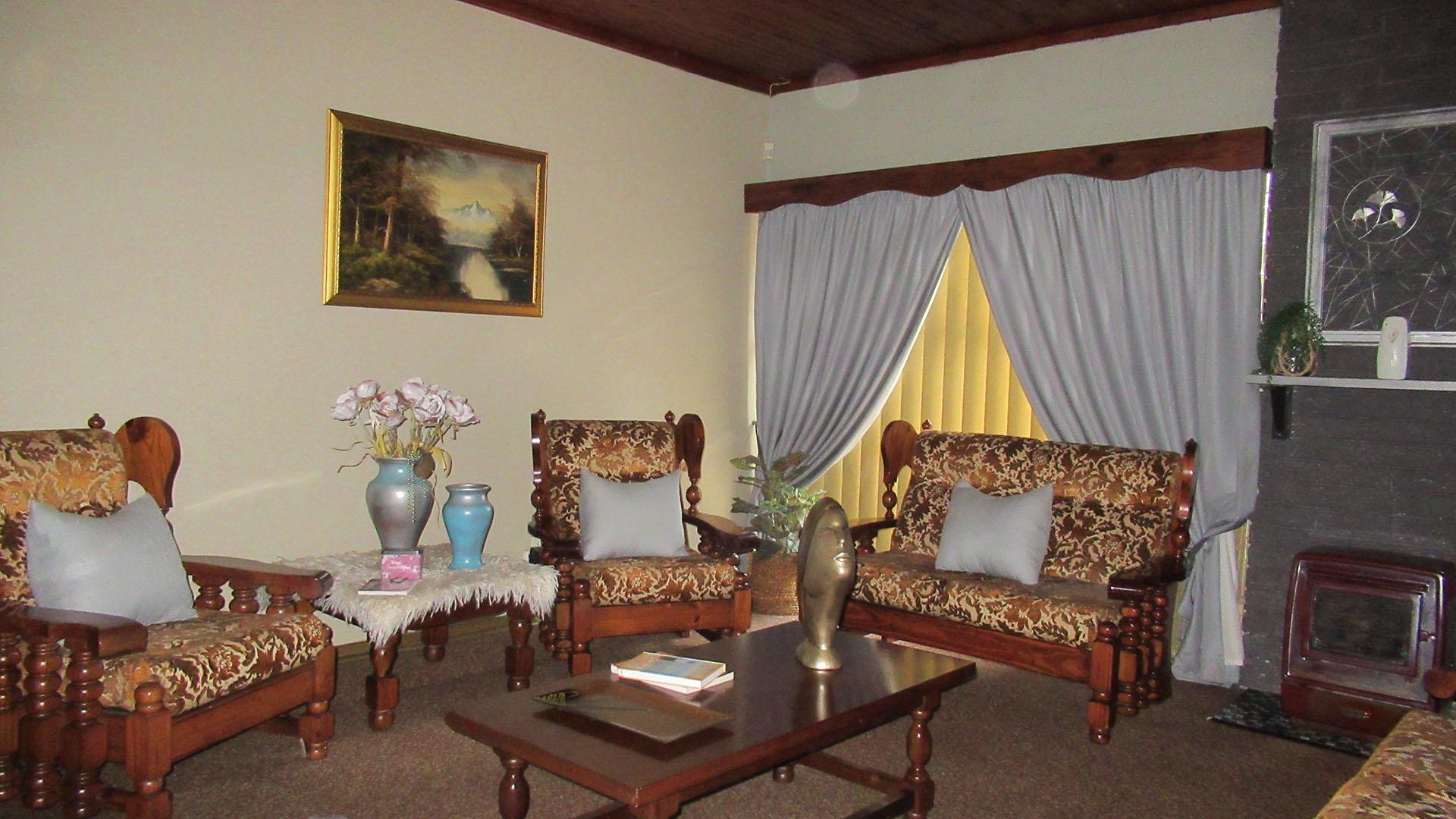 Lounges - 57 square meters of property in Vanderbijlpark
