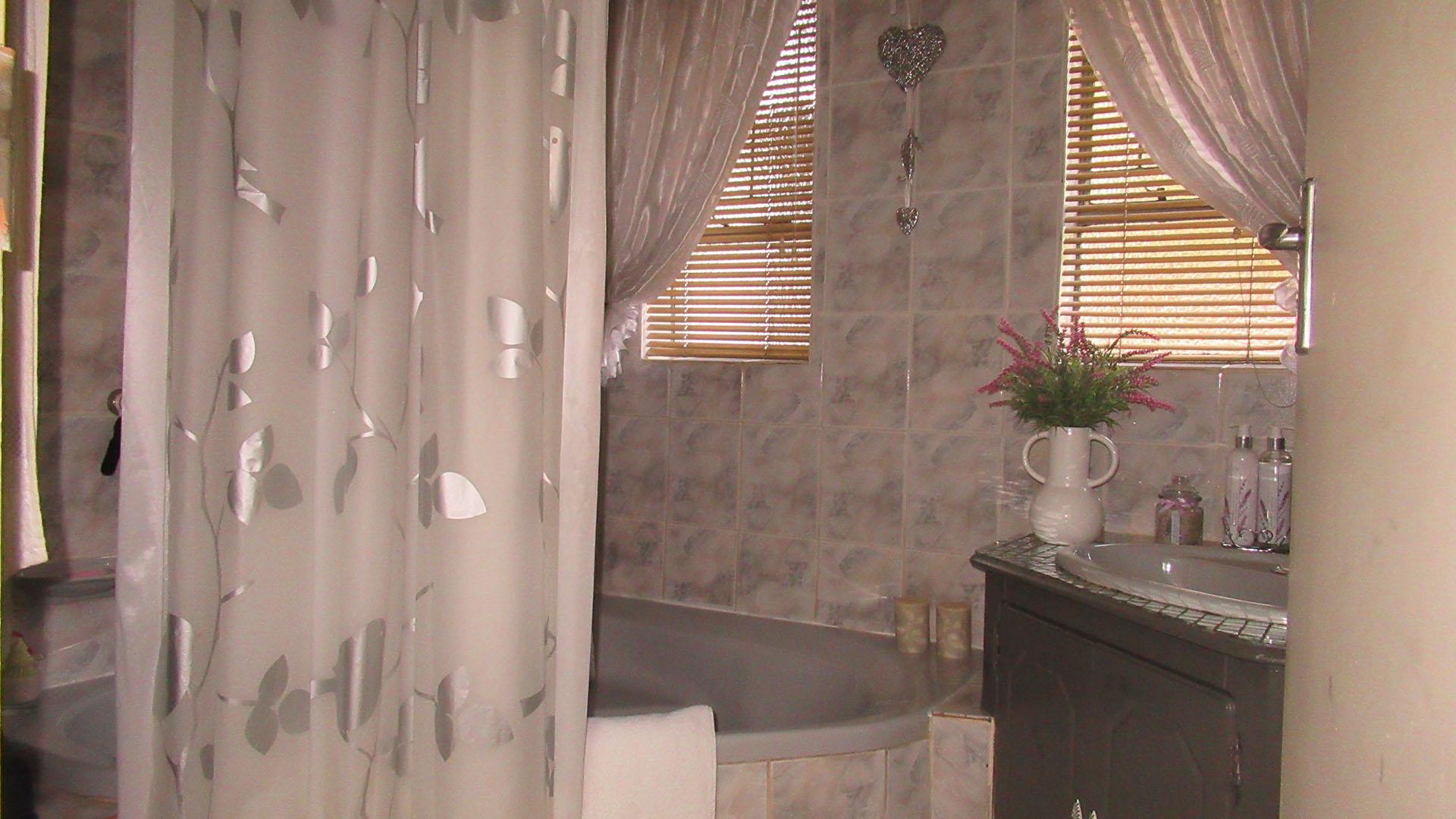 Bathroom 1 - 4 square meters of property in Vanderbijlpark