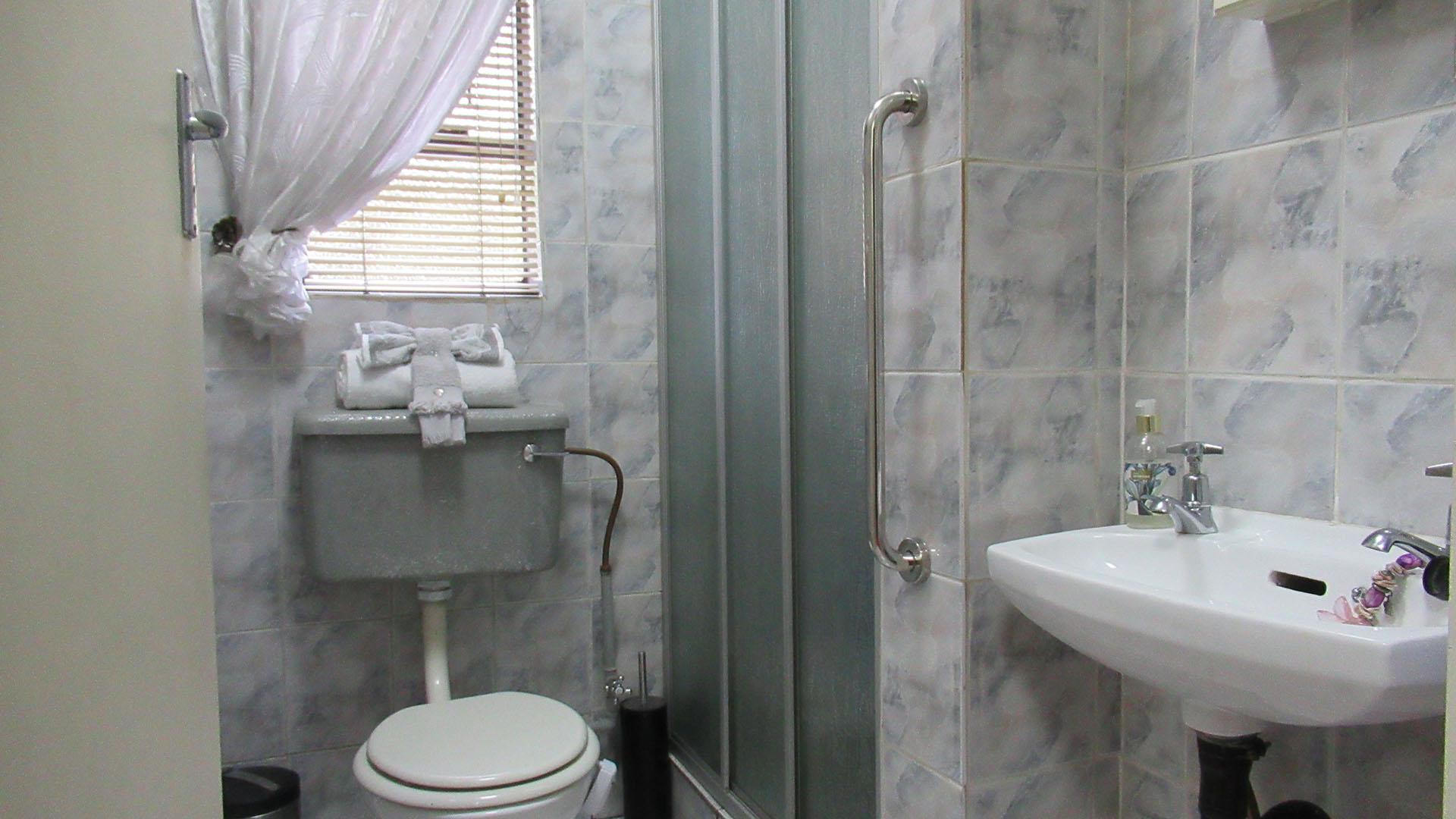 Bathroom 2 - 4 square meters of property in Vanderbijlpark