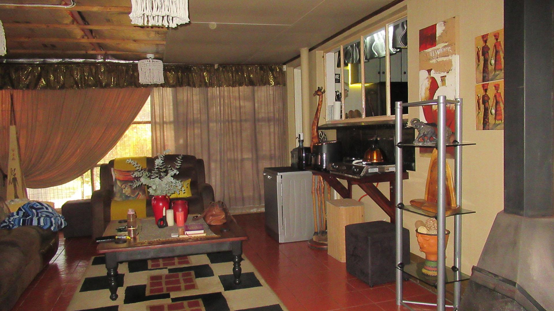 Lounges - 57 square meters of property in Vanderbijlpark