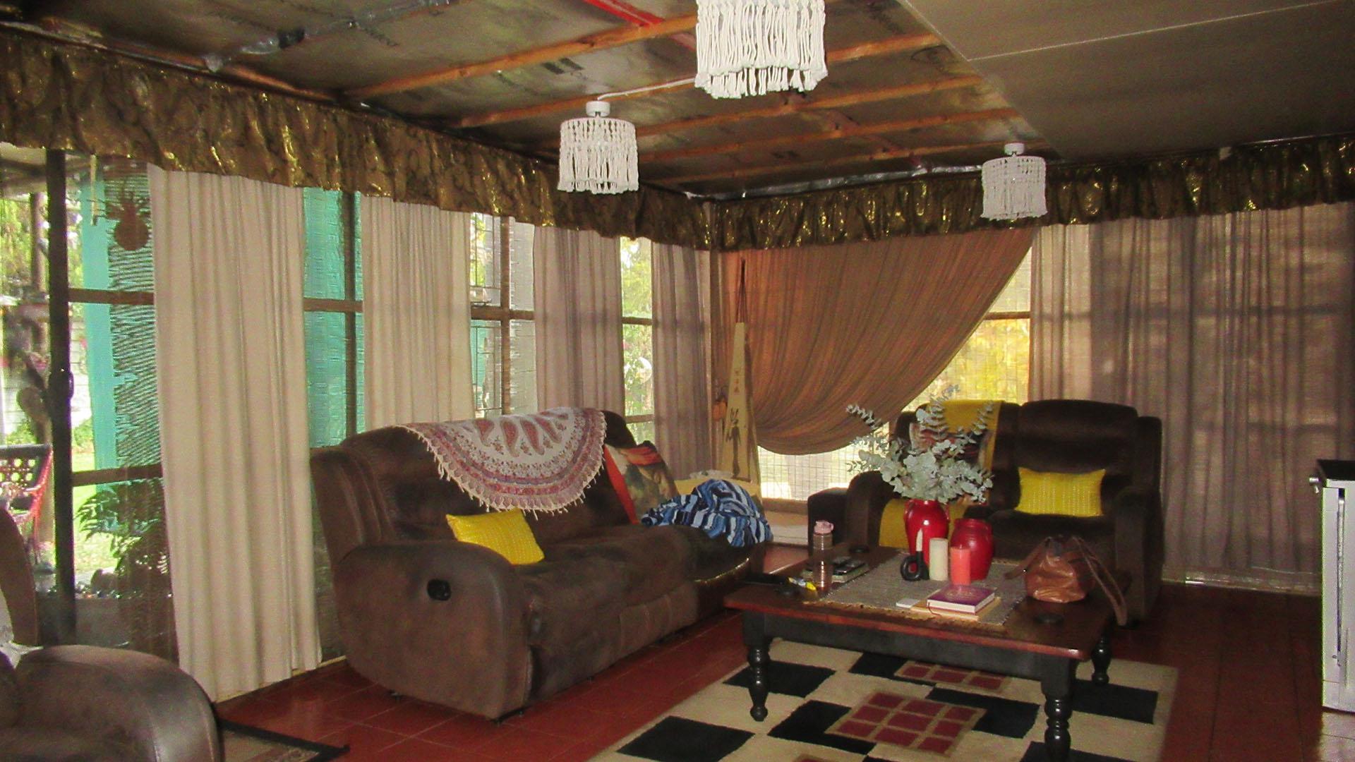 Lounges - 57 square meters of property in Vanderbijlpark