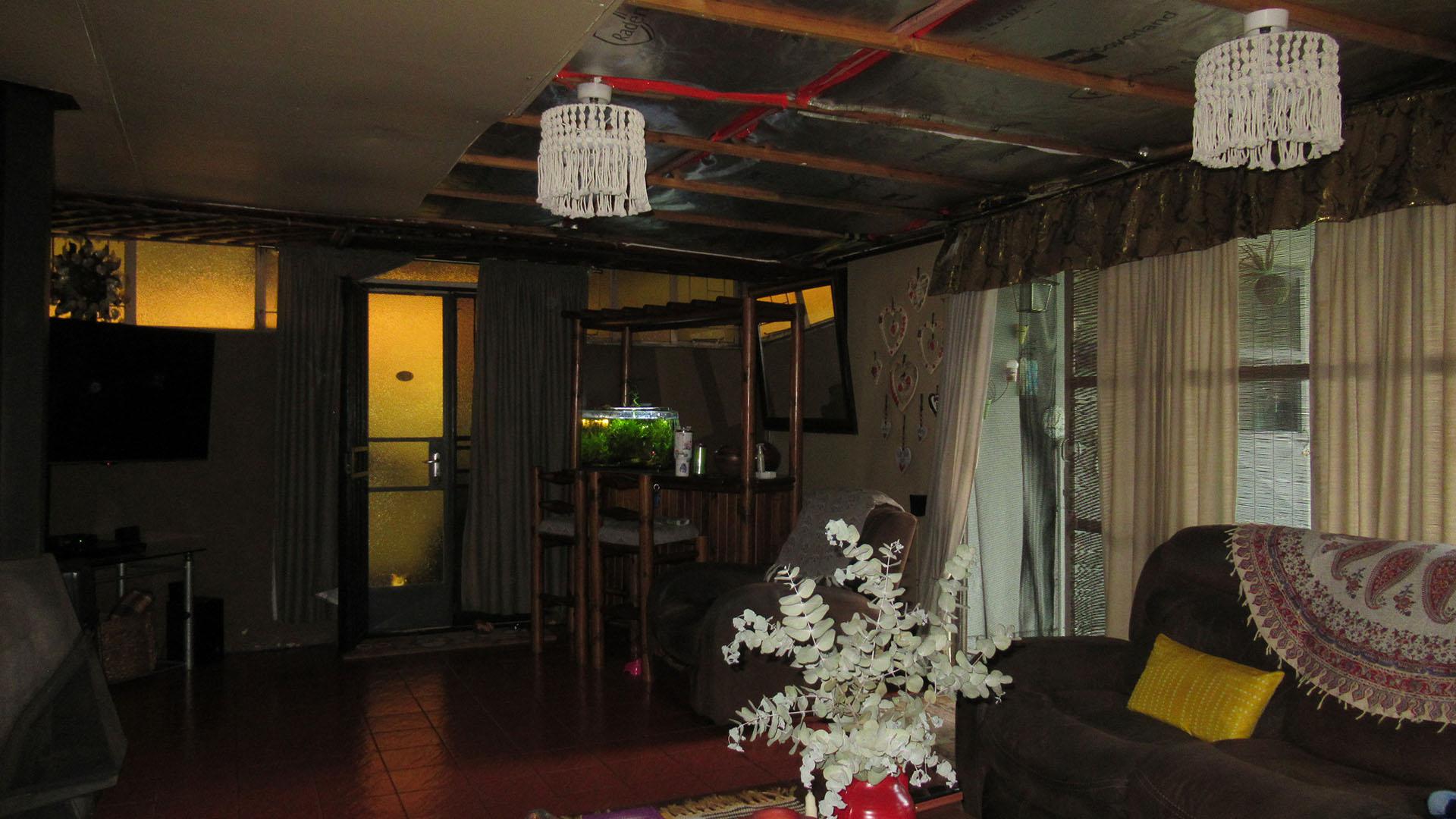 Lounges - 57 square meters of property in Vanderbijlpark