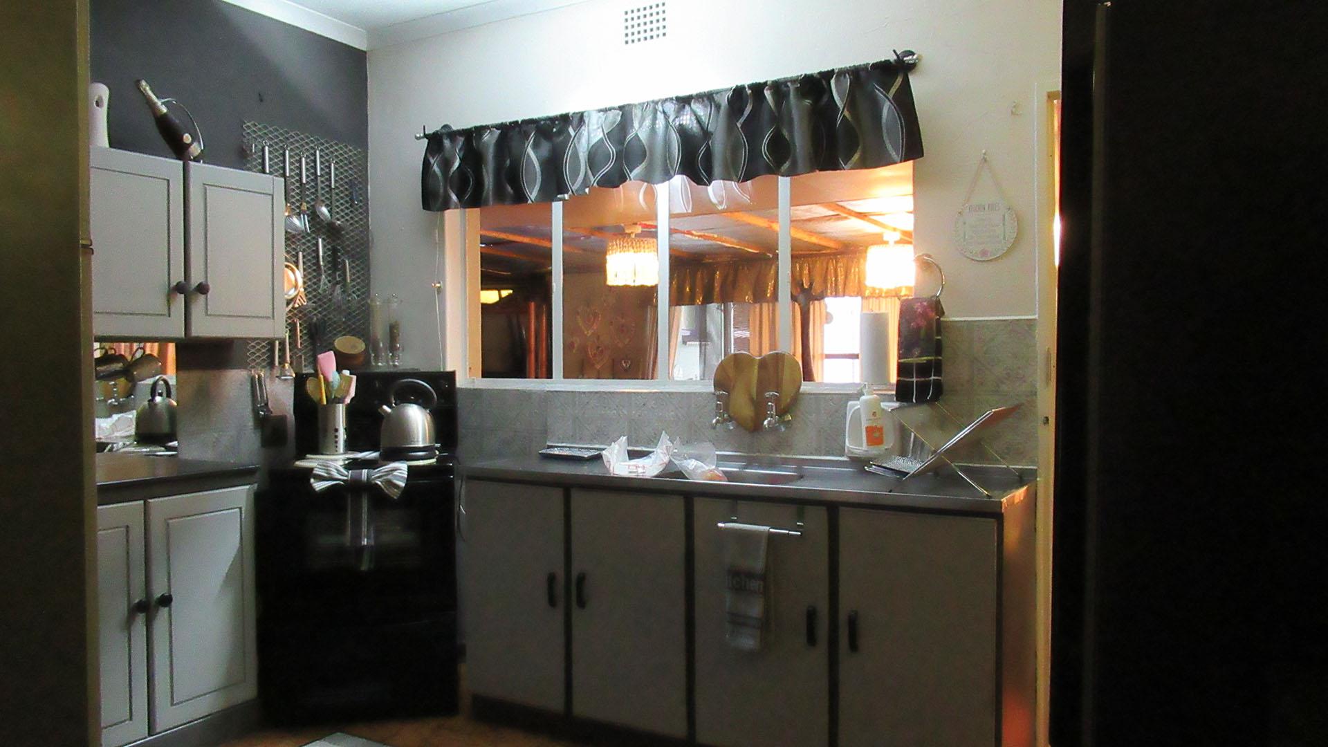 Kitchen - 12 square meters of property in Vanderbijlpark