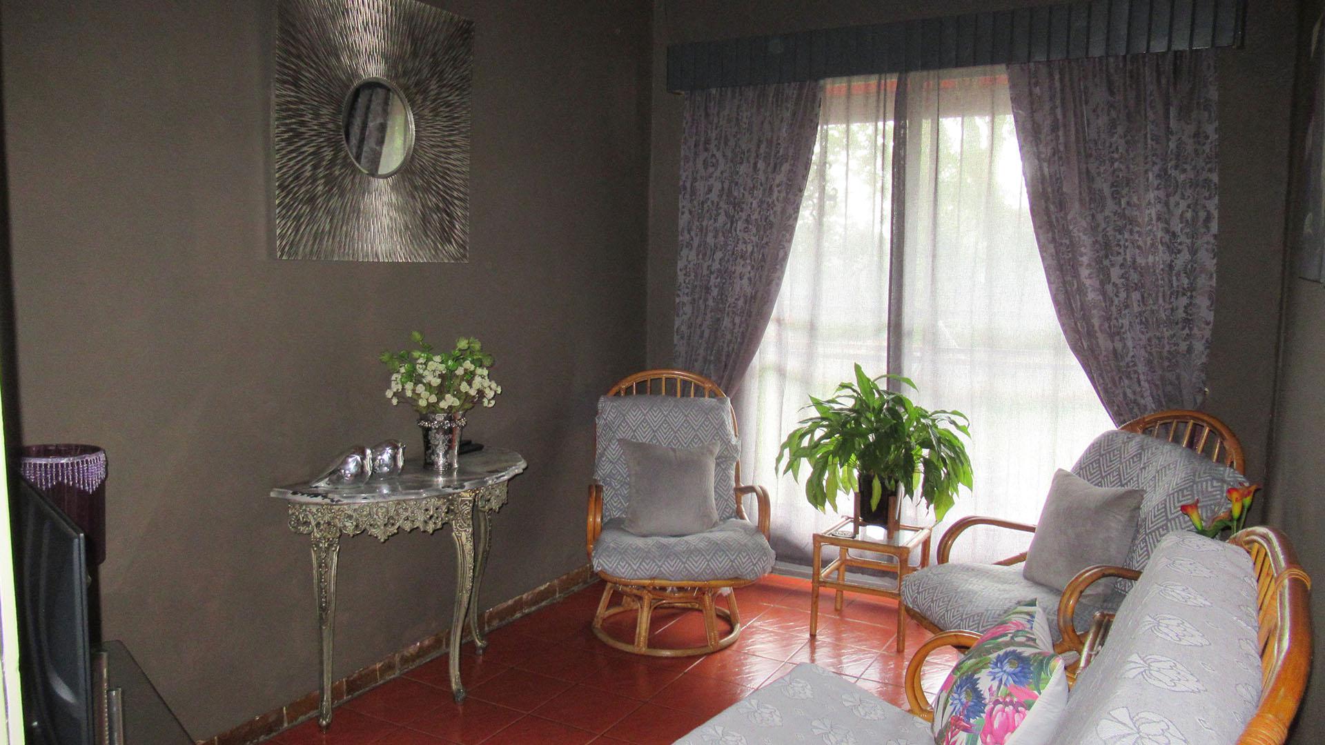 Lounges - 57 square meters of property in Vanderbijlpark