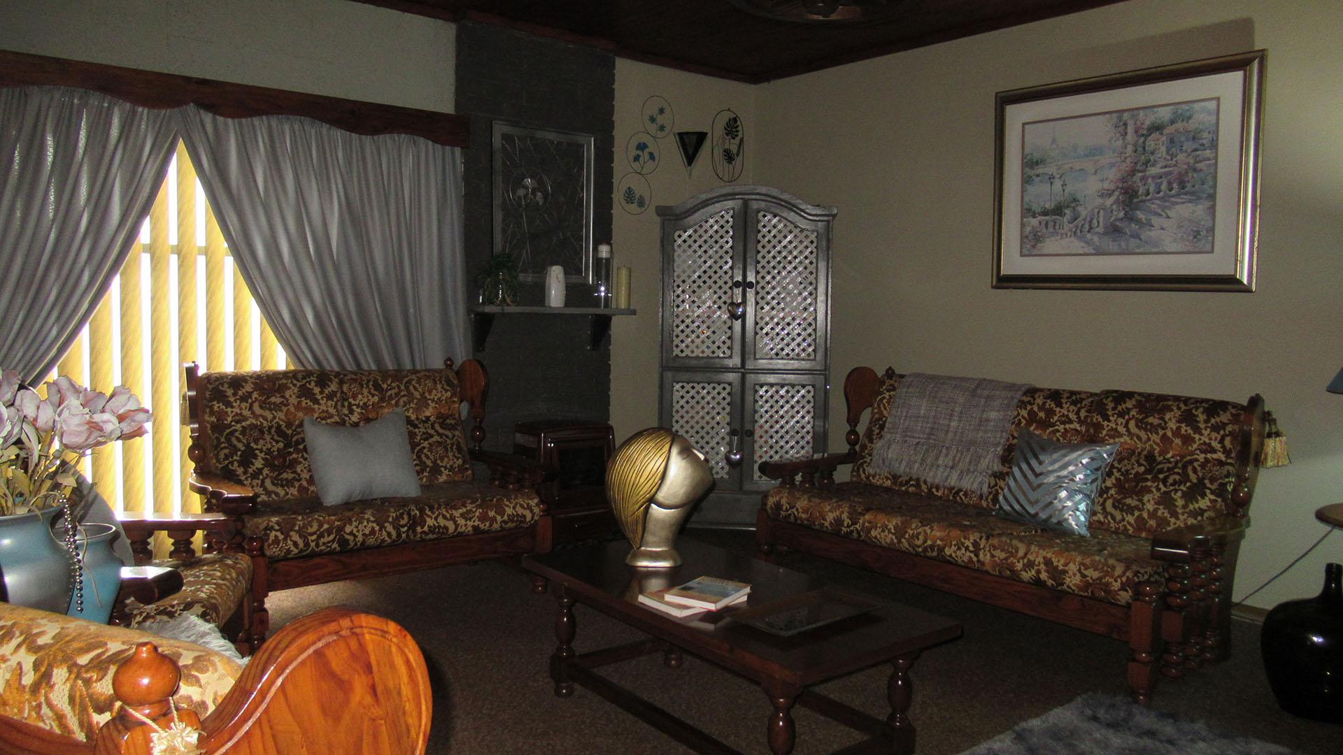 Lounges - 57 square meters of property in Vanderbijlpark