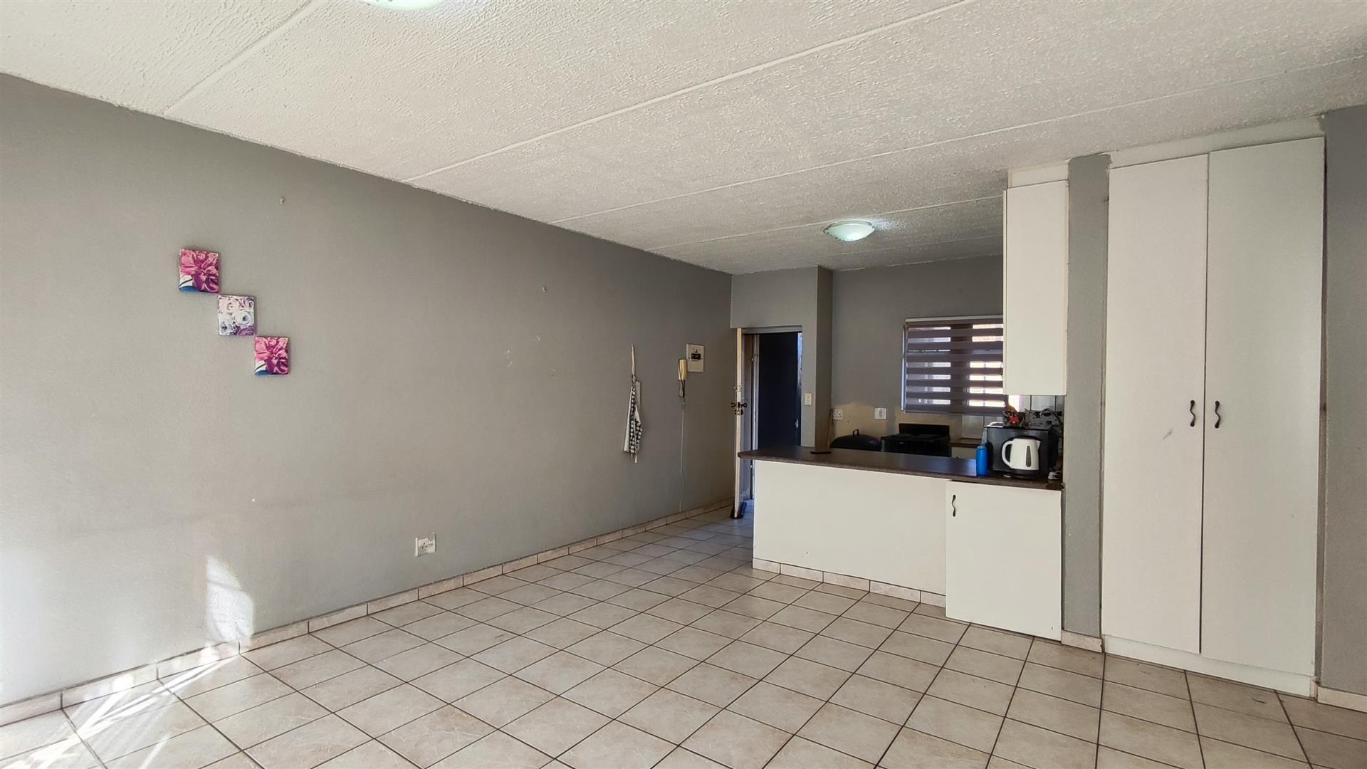 Lounges - 21 square meters of property in Norkem park