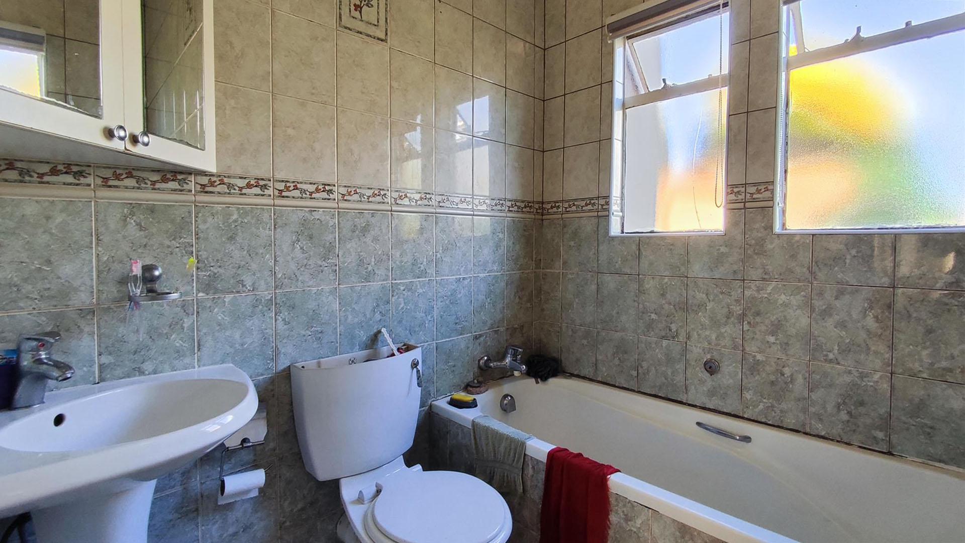 Bathroom 1 - 6 square meters of property in Norkem park