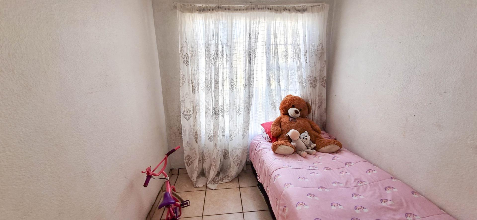 Bed Room 2 - 14 square meters of property in Norkem park