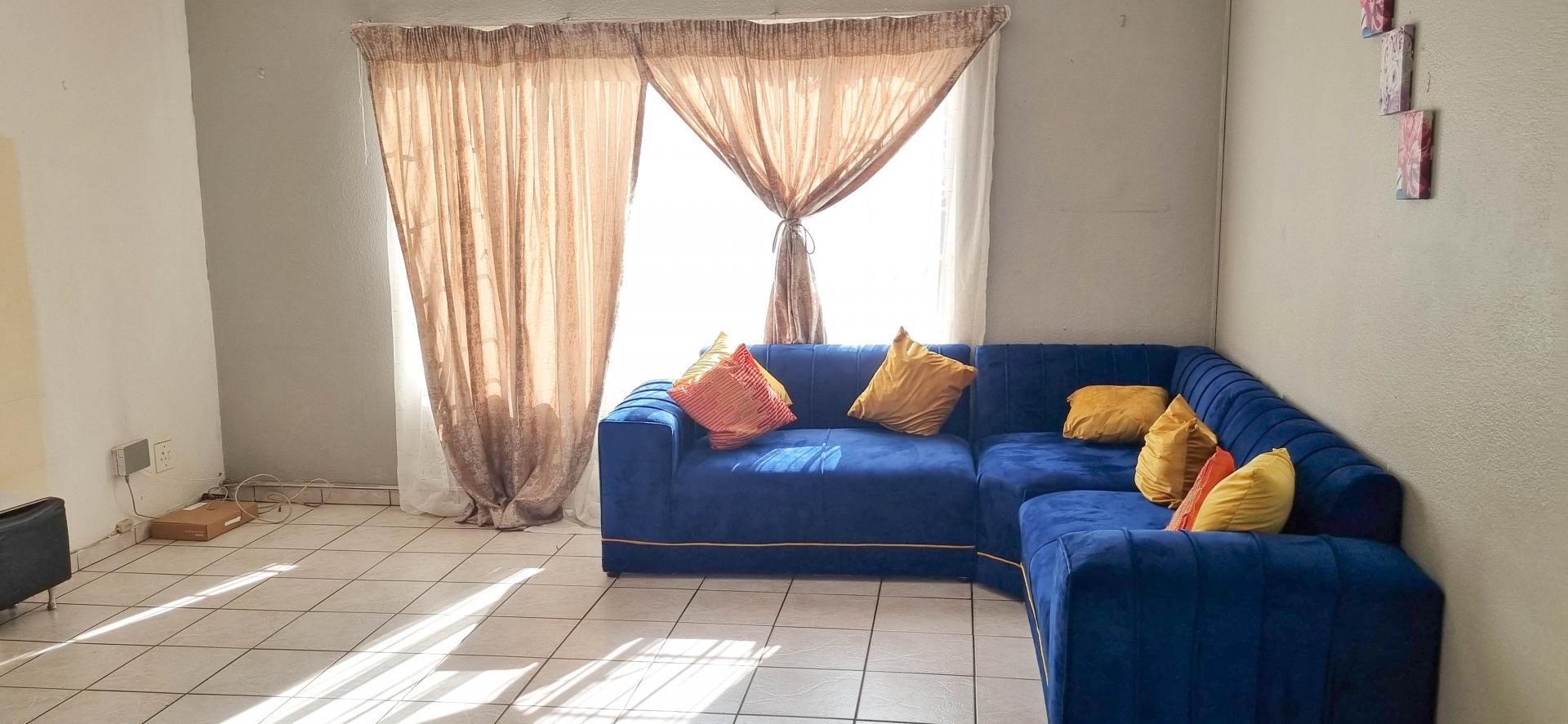 Lounges - 21 square meters of property in Norkem park