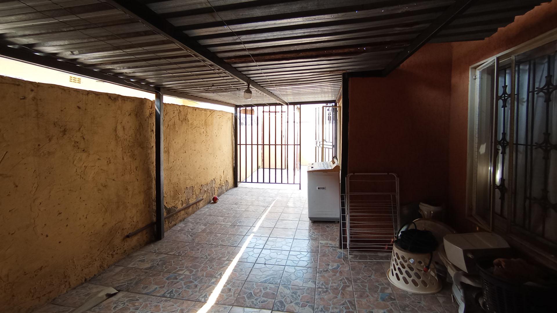 Carport  - 23 square meters of property in Mabopane