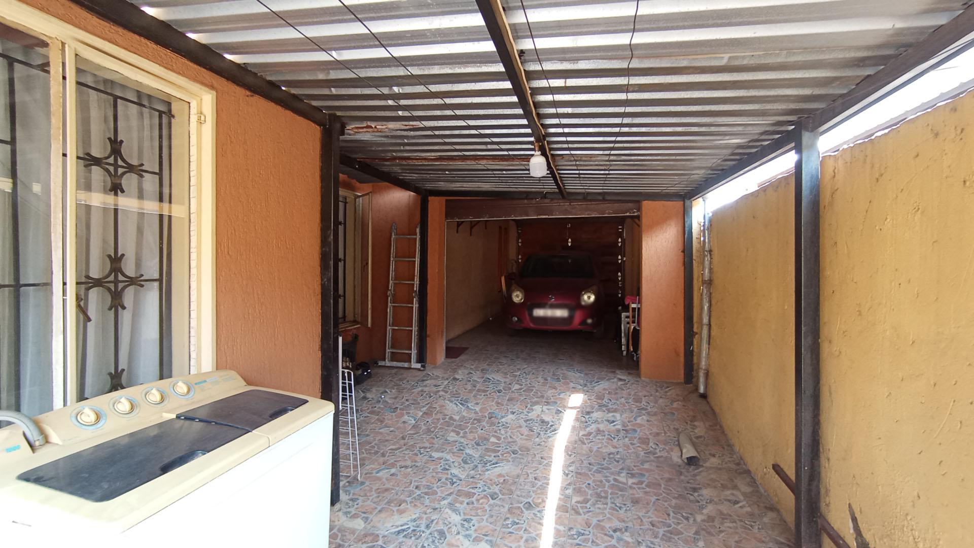 Carport  - 23 square meters of property in Mabopane