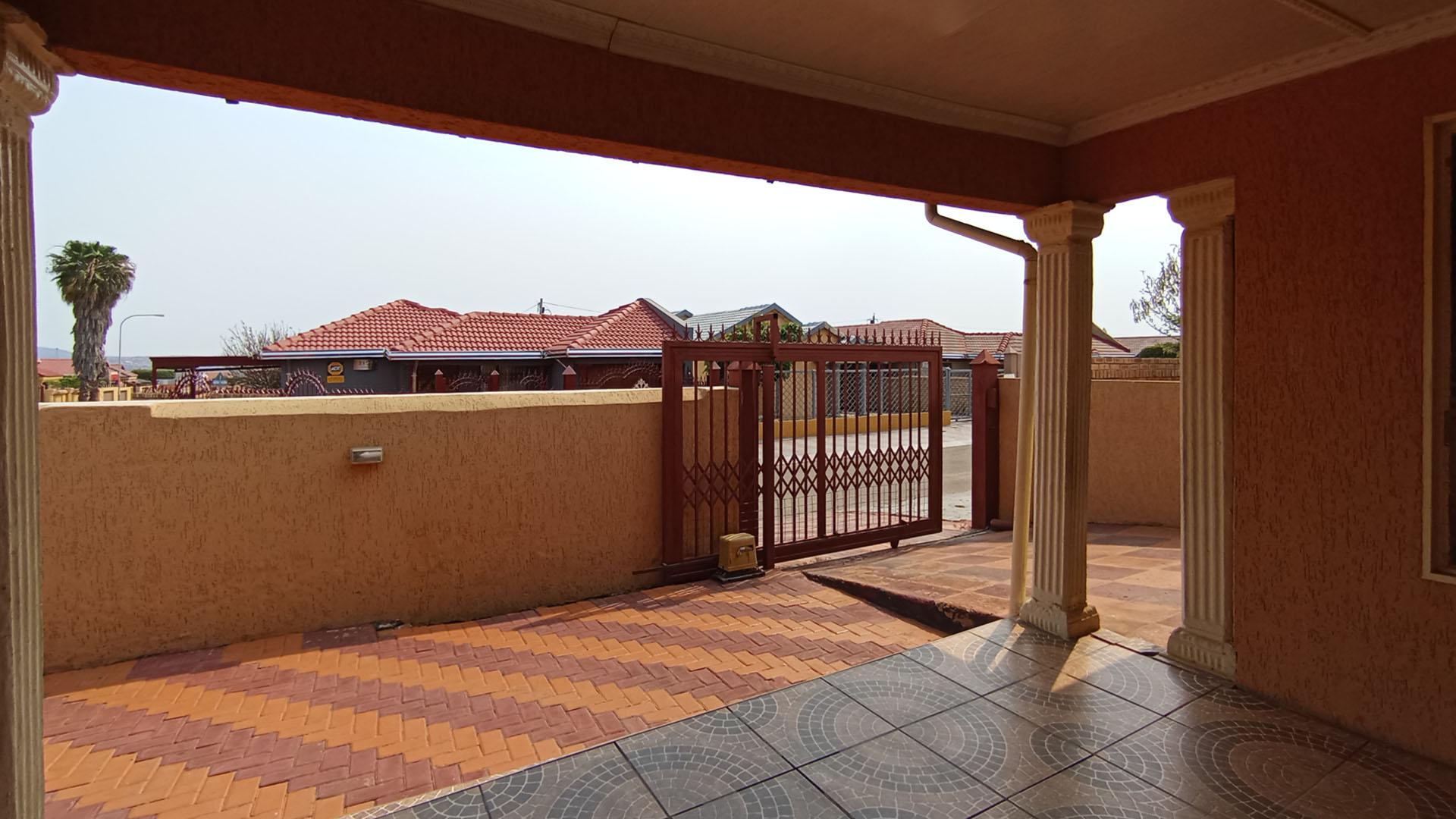Patio - 10 square meters of property in Mabopane