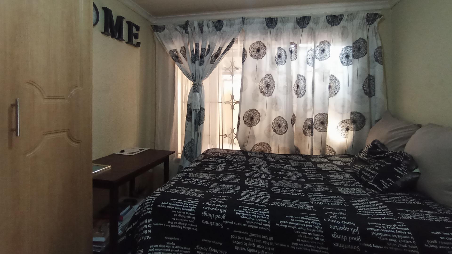 Bed Room 1 - 11 square meters of property in Mabopane