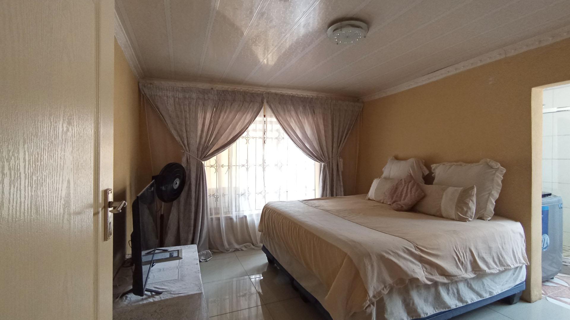Main Bedroom - 18 square meters of property in Mabopane