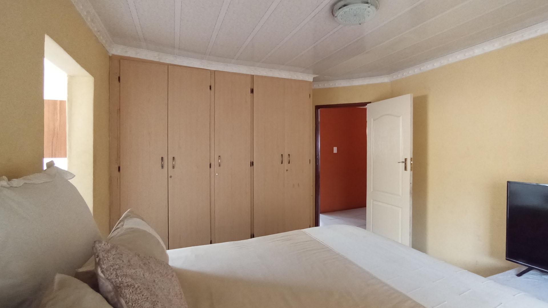Main Bedroom - 18 square meters of property in Mabopane