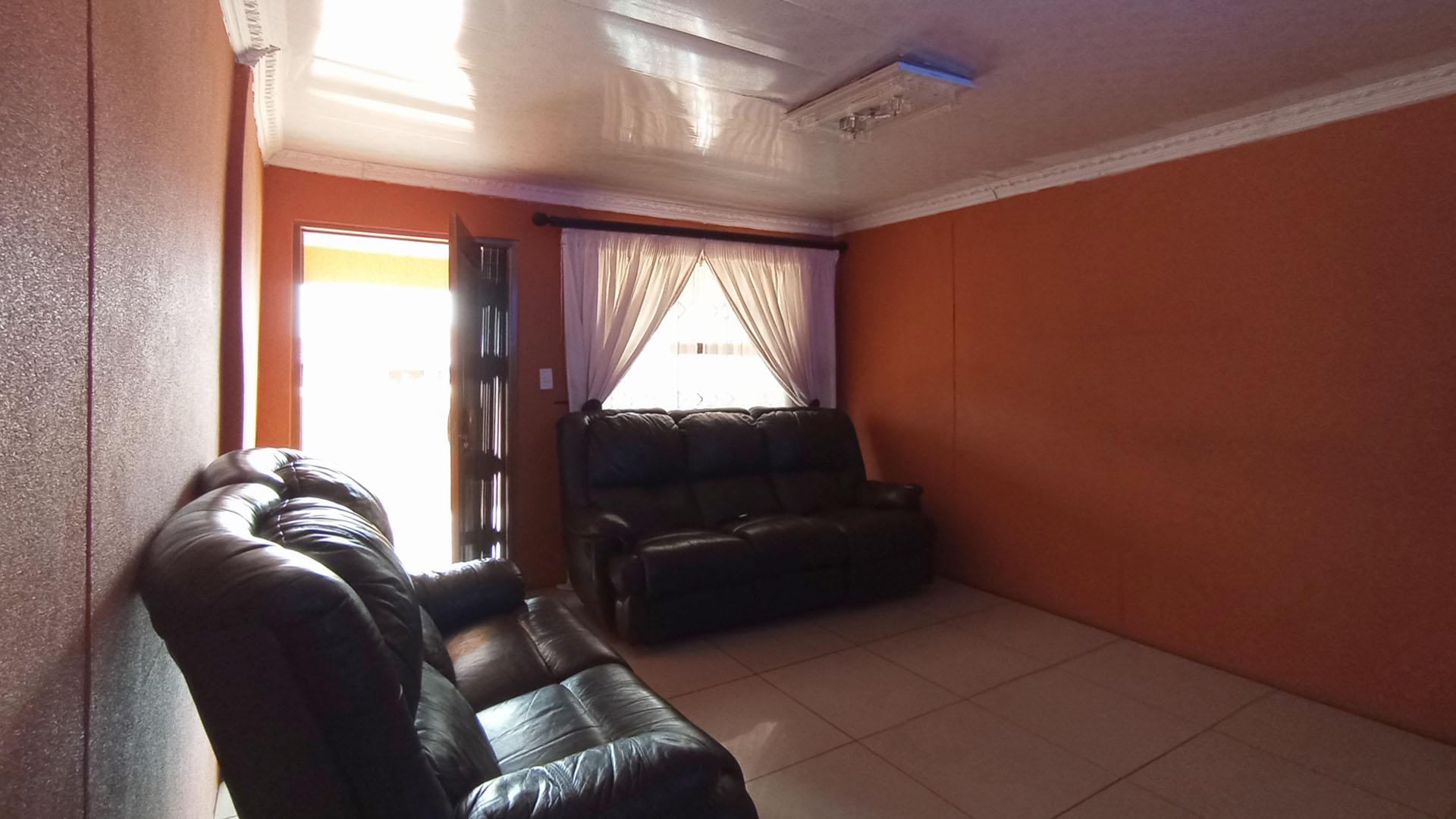 Lounges - 22 square meters of property in Mabopane