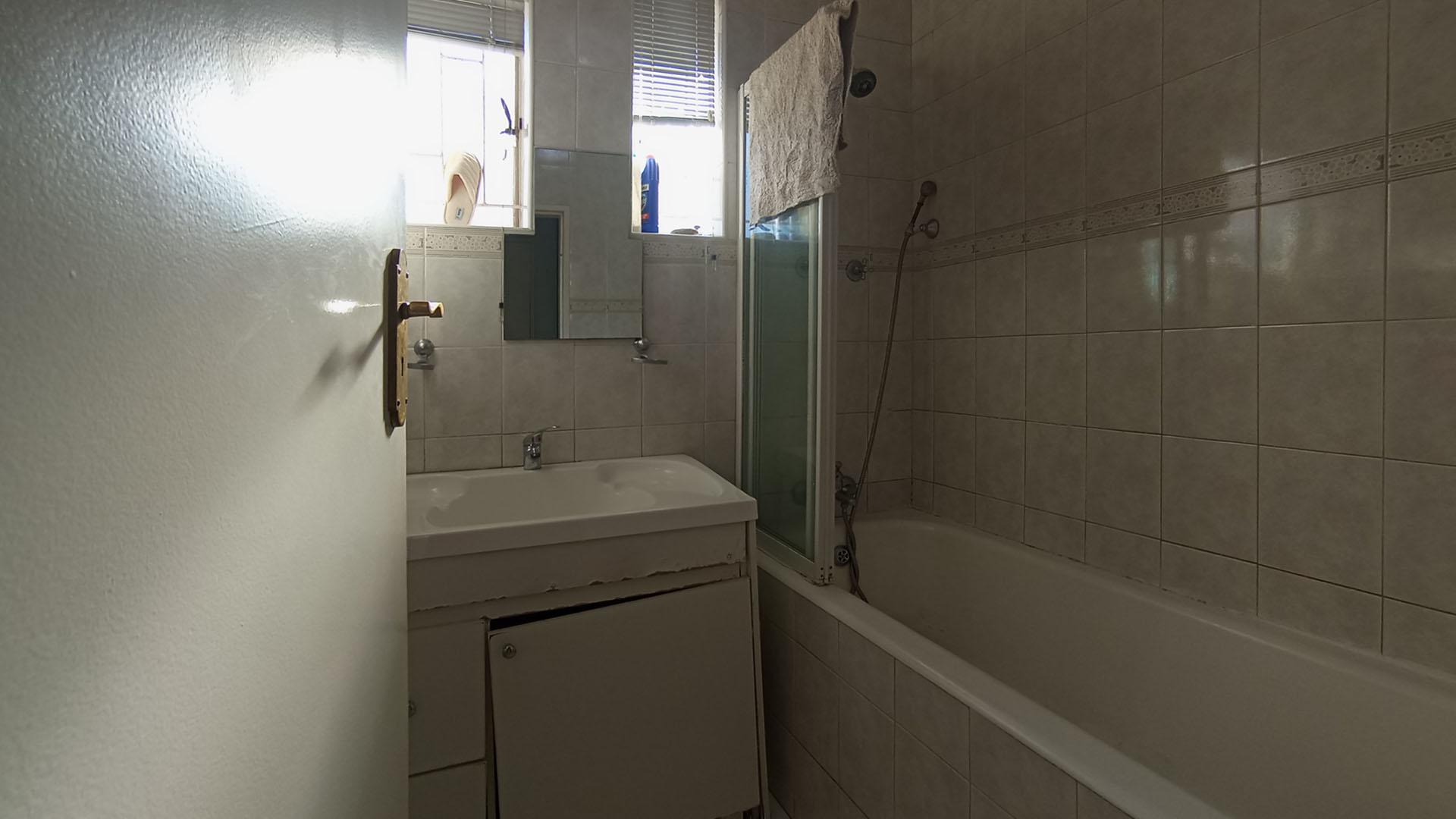 Bathroom 1 - 4 square meters of property in Sunnyside