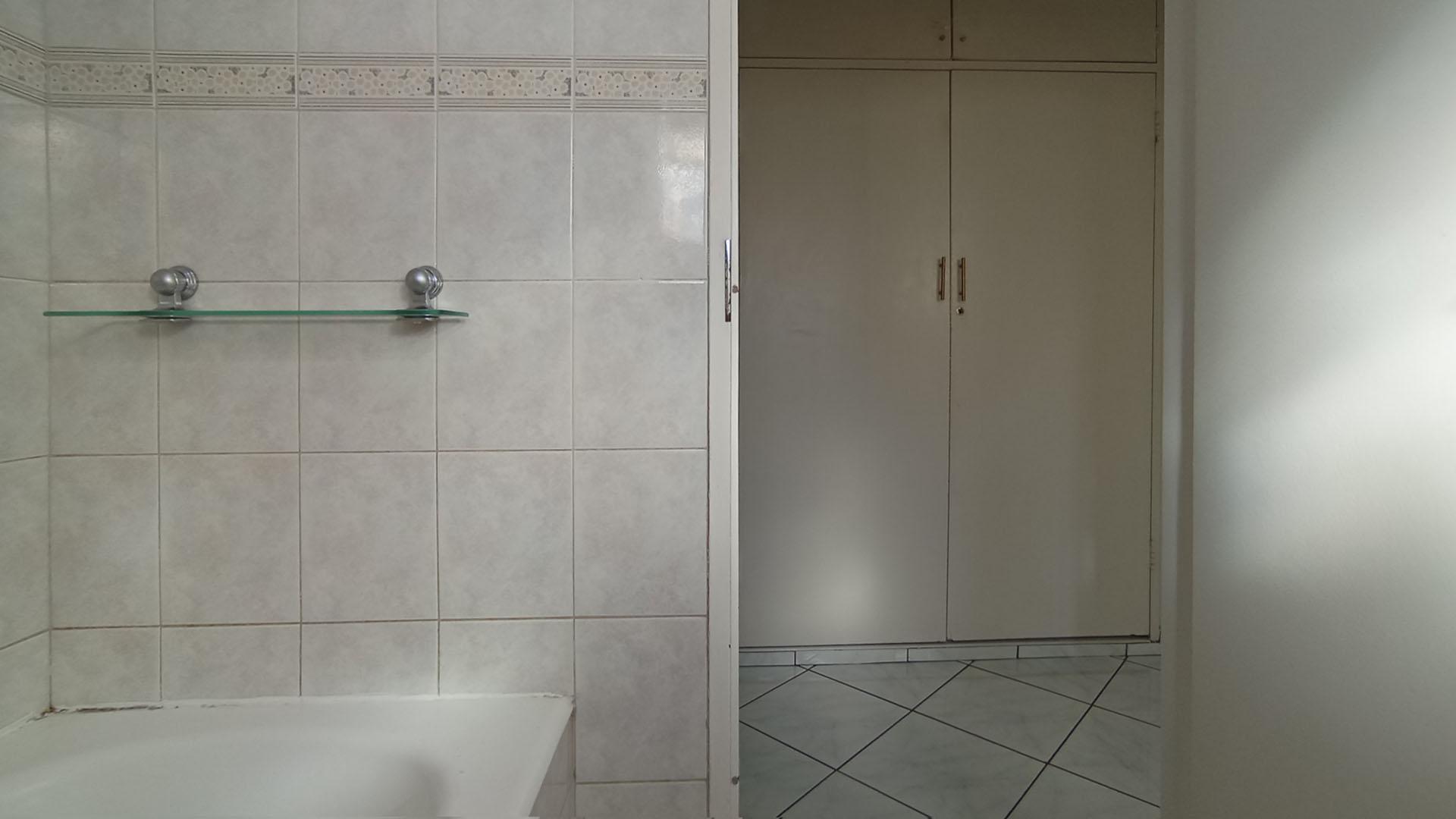 Bathroom 1 - 4 square meters of property in Sunnyside