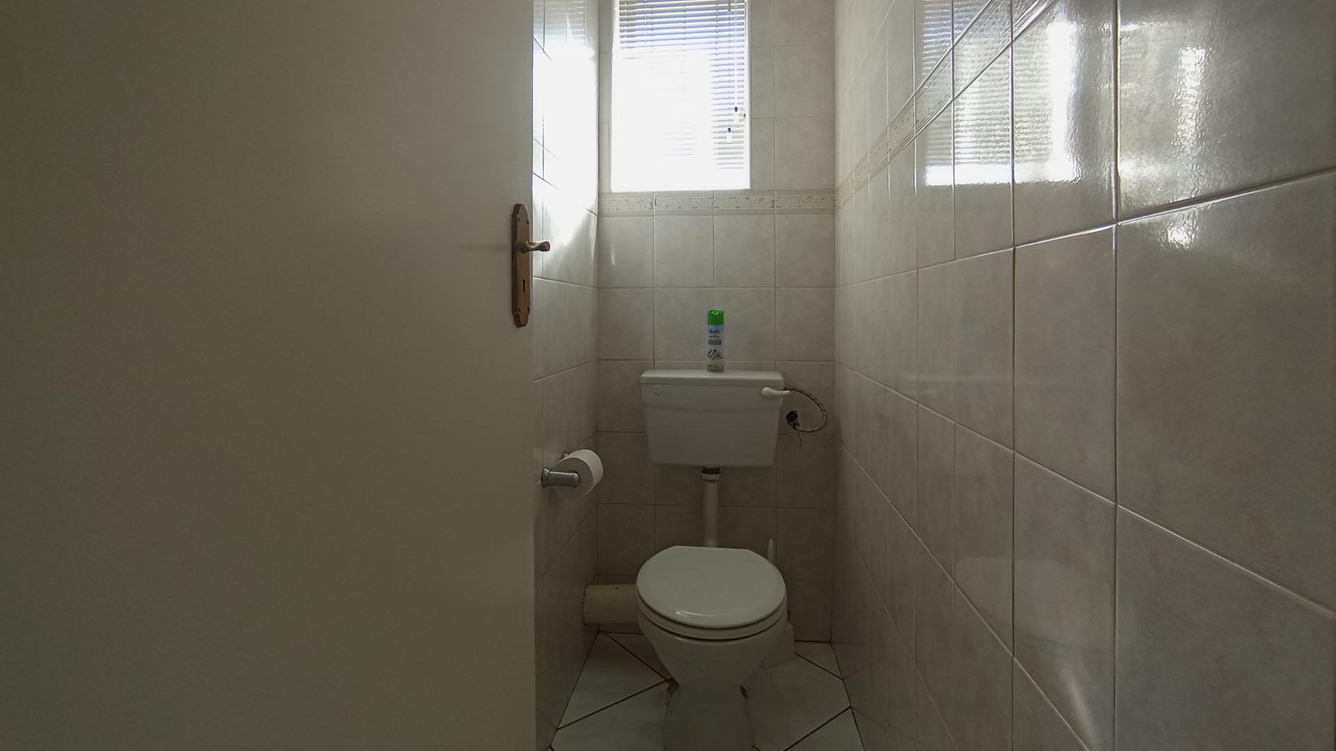 Bathroom 2 - 2 square meters of property in Sunnyside