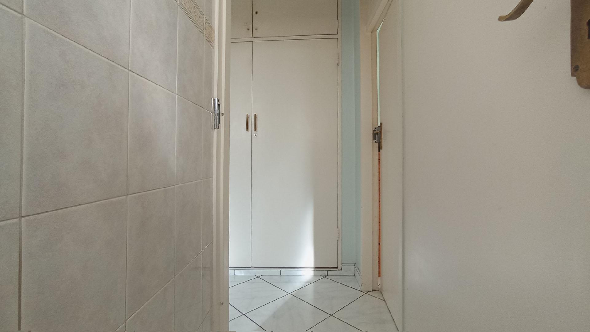 Bathroom 2 - 2 square meters of property in Sunnyside