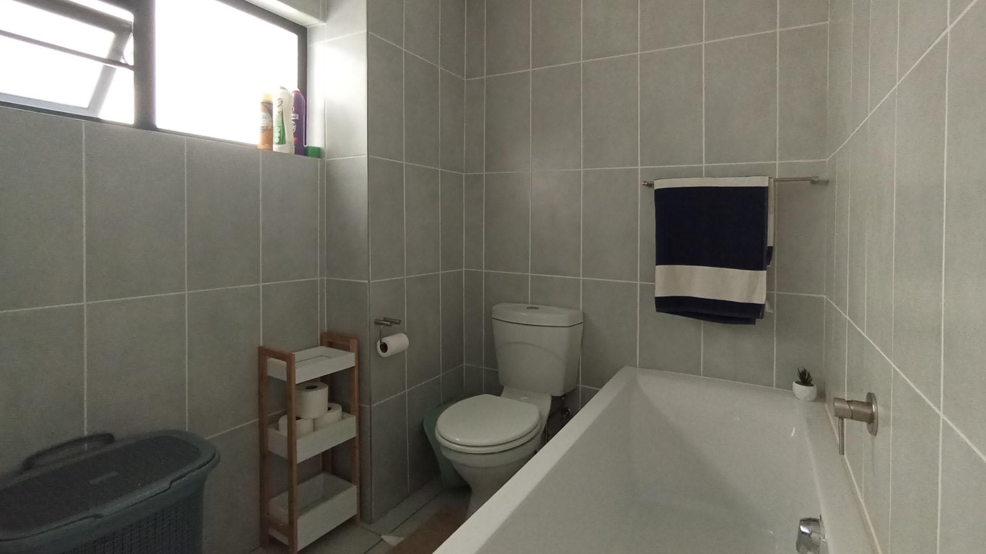 Bathroom 1 - 7 square meters of property in Mooikloof