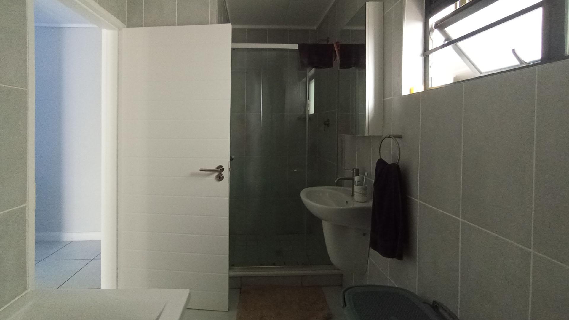 Bathroom 1 - 7 square meters of property in Mooikloof