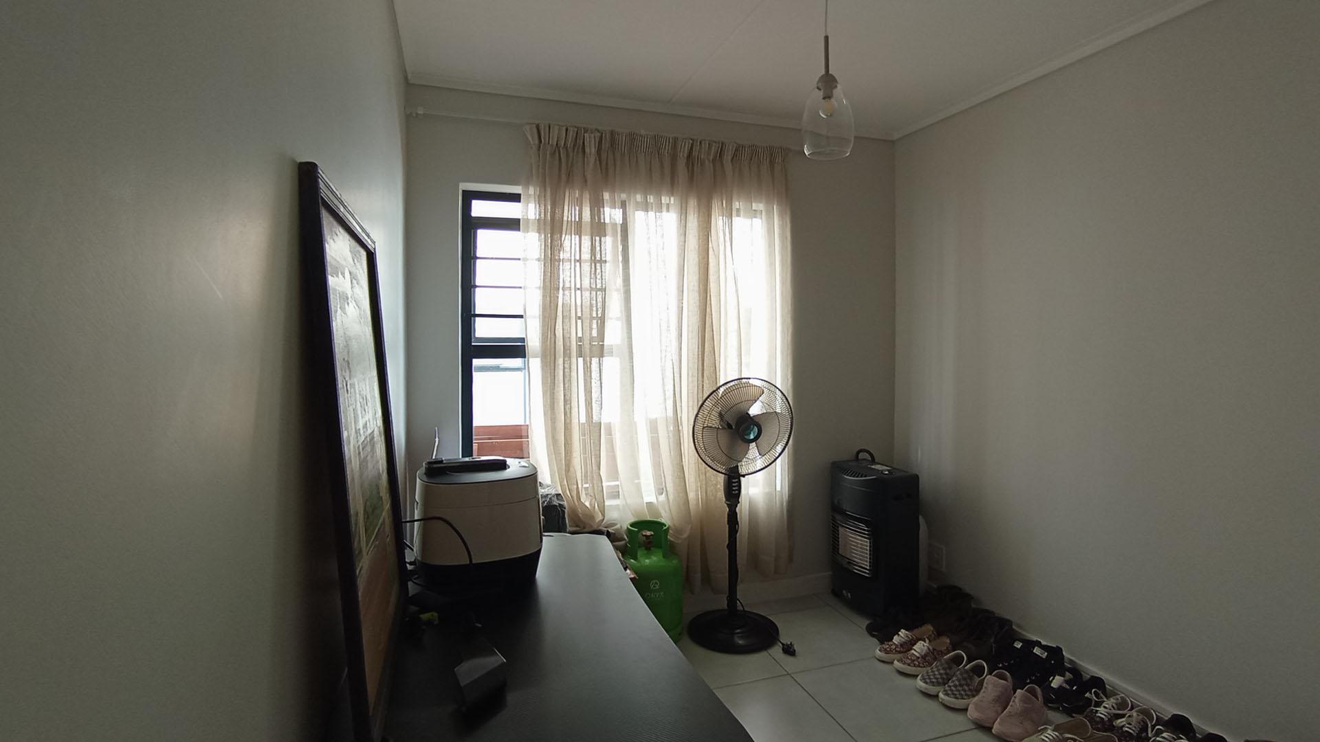 Bed Room 2 - 10 square meters of property in Mooikloof