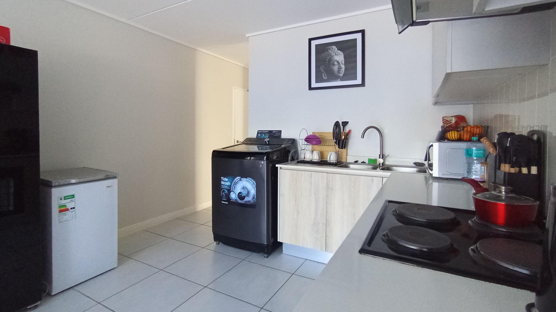 Kitchen - 9 square meters of property in Mooikloof