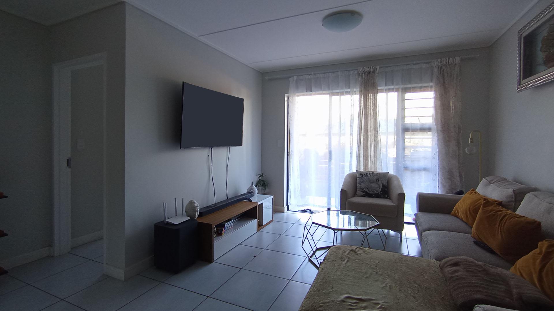 Lounges - 16 square meters of property in Mooikloof