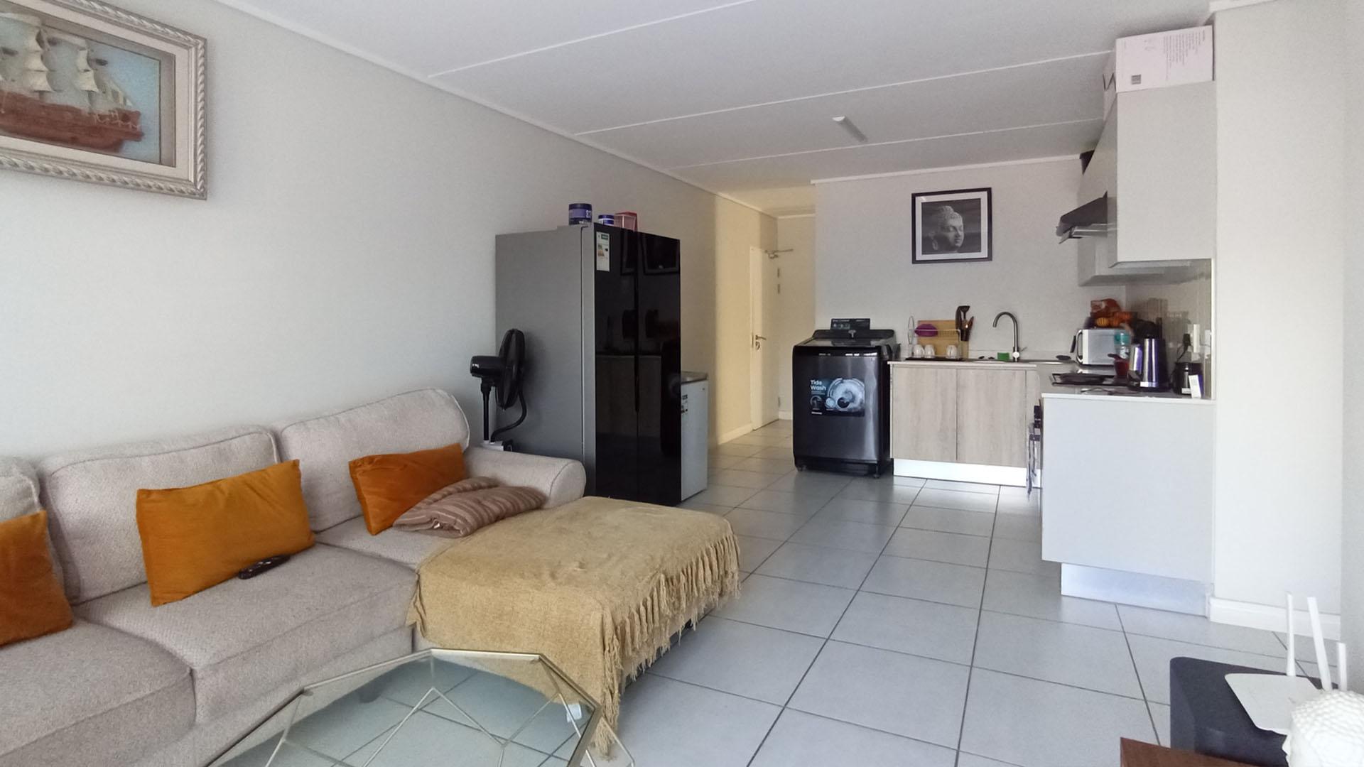 Lounges - 16 square meters of property in Mooikloof