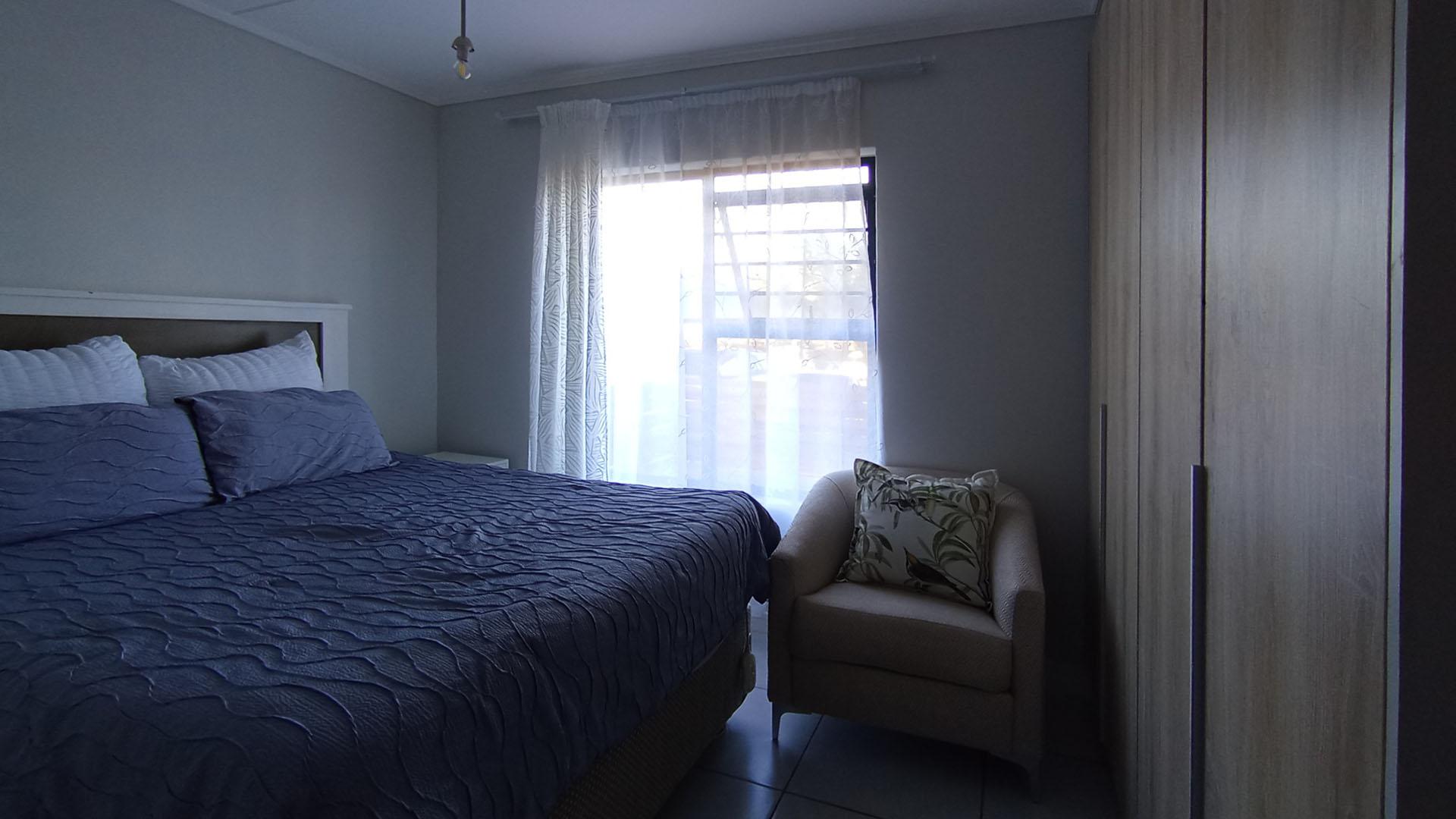 Main Bedroom - 12 square meters of property in Mooikloof