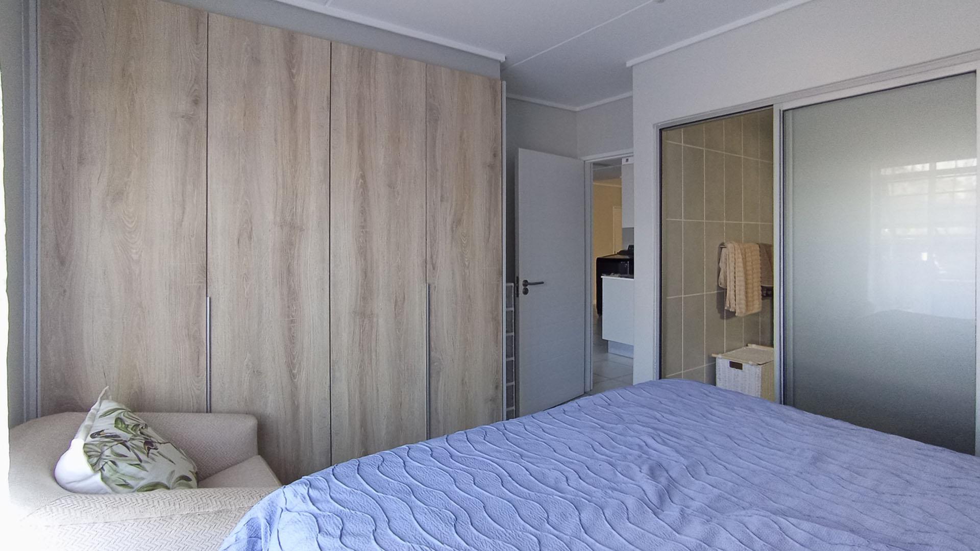 Main Bedroom - 12 square meters of property in Mooikloof